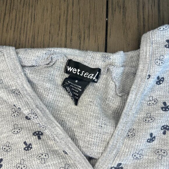 Vintage wet seal tee with hood \ y2k top - Picture 2 of 6